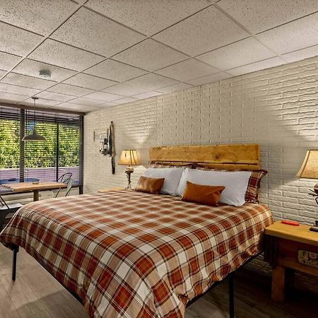 Stonegate Lodge Bed, Wifi, 50In Roku Tv, Salt Water Pool Room #109 Eureka Springs Exterior photo